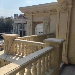 鄂尔多斯 黄金麻别墅外墙干挂雕花配合阳台栏杆花瓶柱