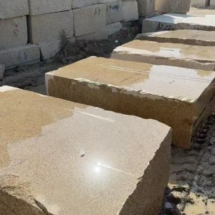 鄂尔多斯 黄金麻方料堆场洗料分选中，原材料充足