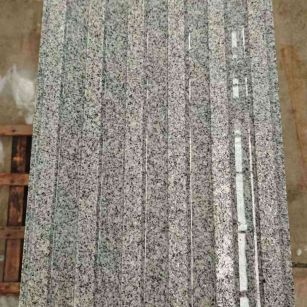 鄂尔多斯 芝麻白花岗岩荔枝面雕刻盲道，盲条