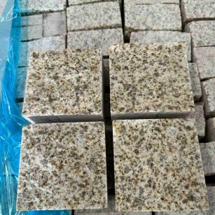 鄂尔多斯 黄金麻花岗岩自然面小方块，弹石，马蹄石等