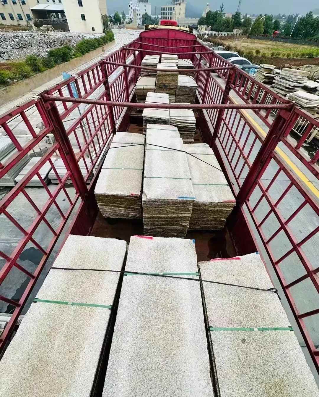 鄂尔多斯 黄金麻花岗岩荔枝面，光面毛板装车完成