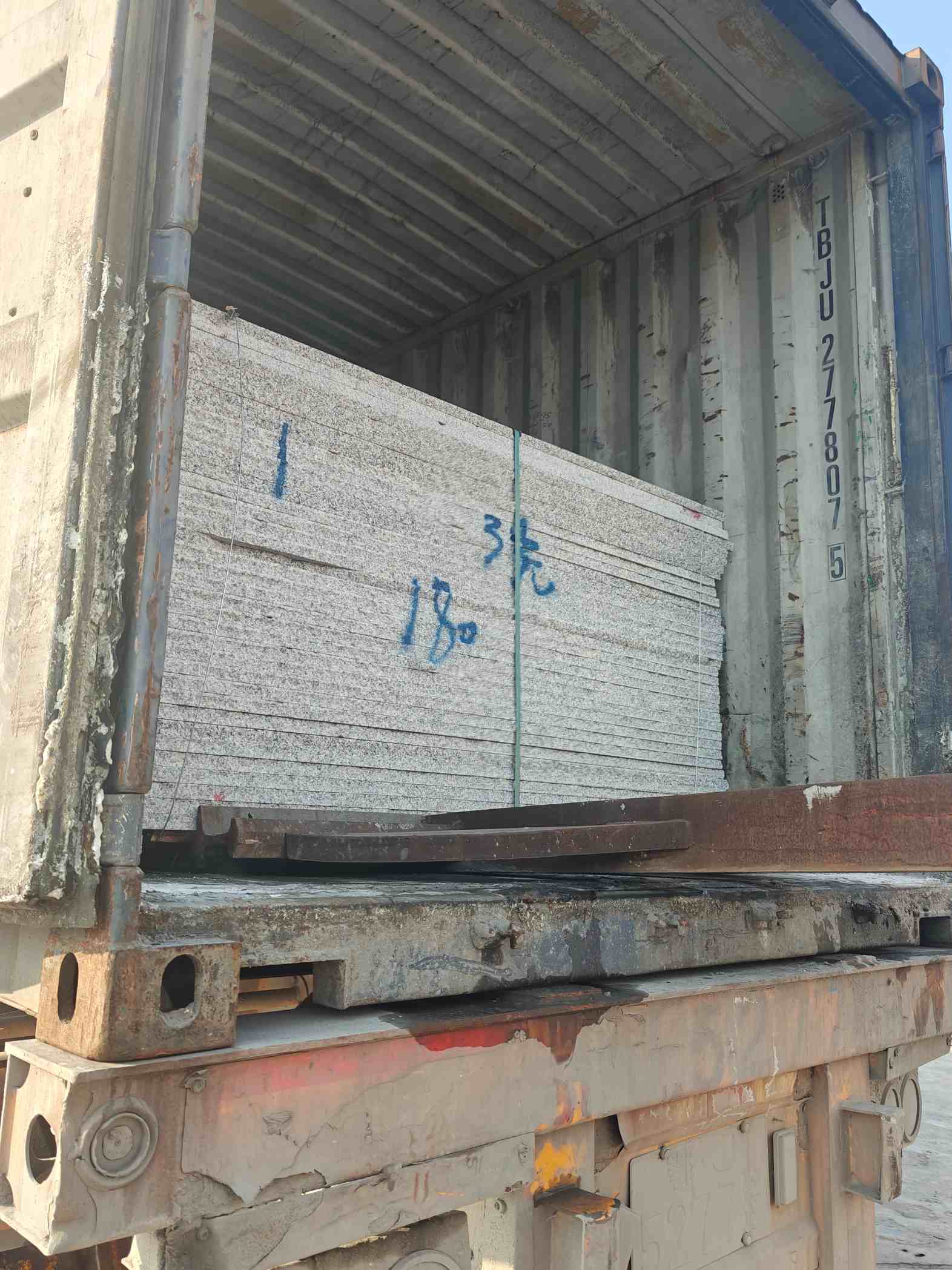 鄂尔多斯 芝麻白花岗岩石材3.0公分光面毛板装柜出货