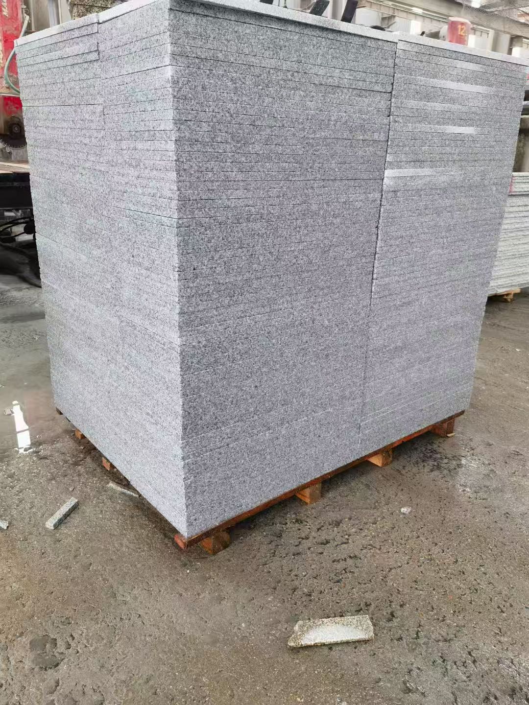 鄂尔多斯 芝麻白火烧面1.8厚300*600地铺石，尺寸标准，厚薄均匀