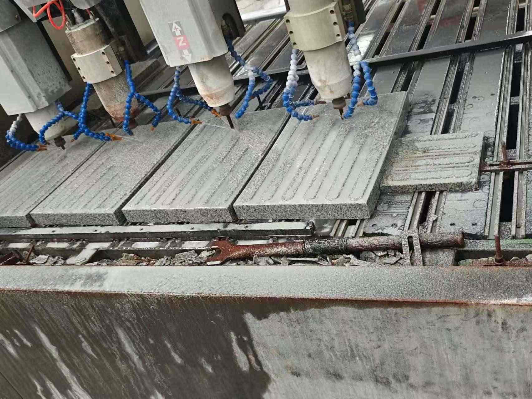 鄂尔多斯 芝麻白花岗岩荔枝面盲道雕刻