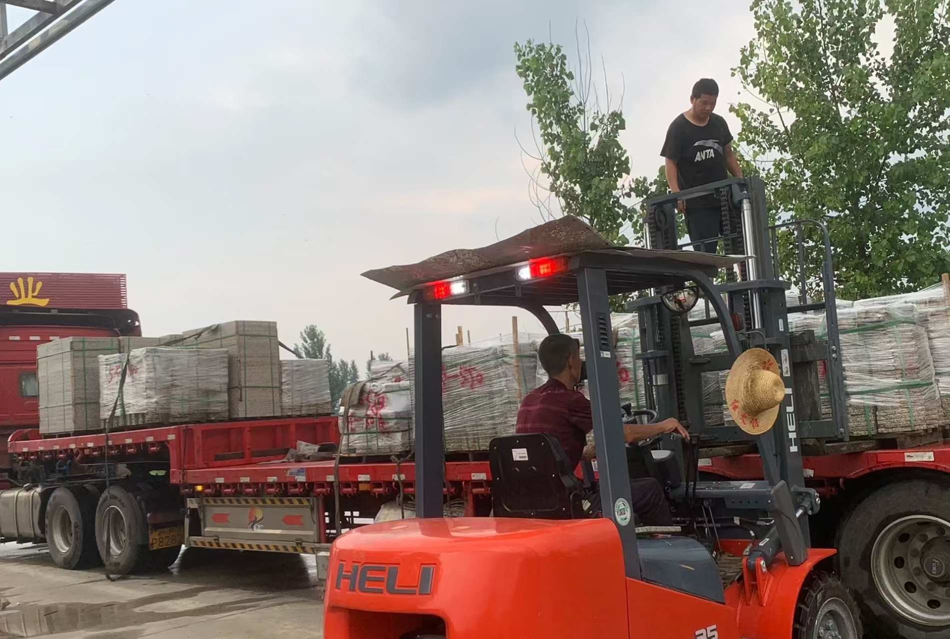 鄂尔多斯 黄金麻冰裂纹，地铺石装车