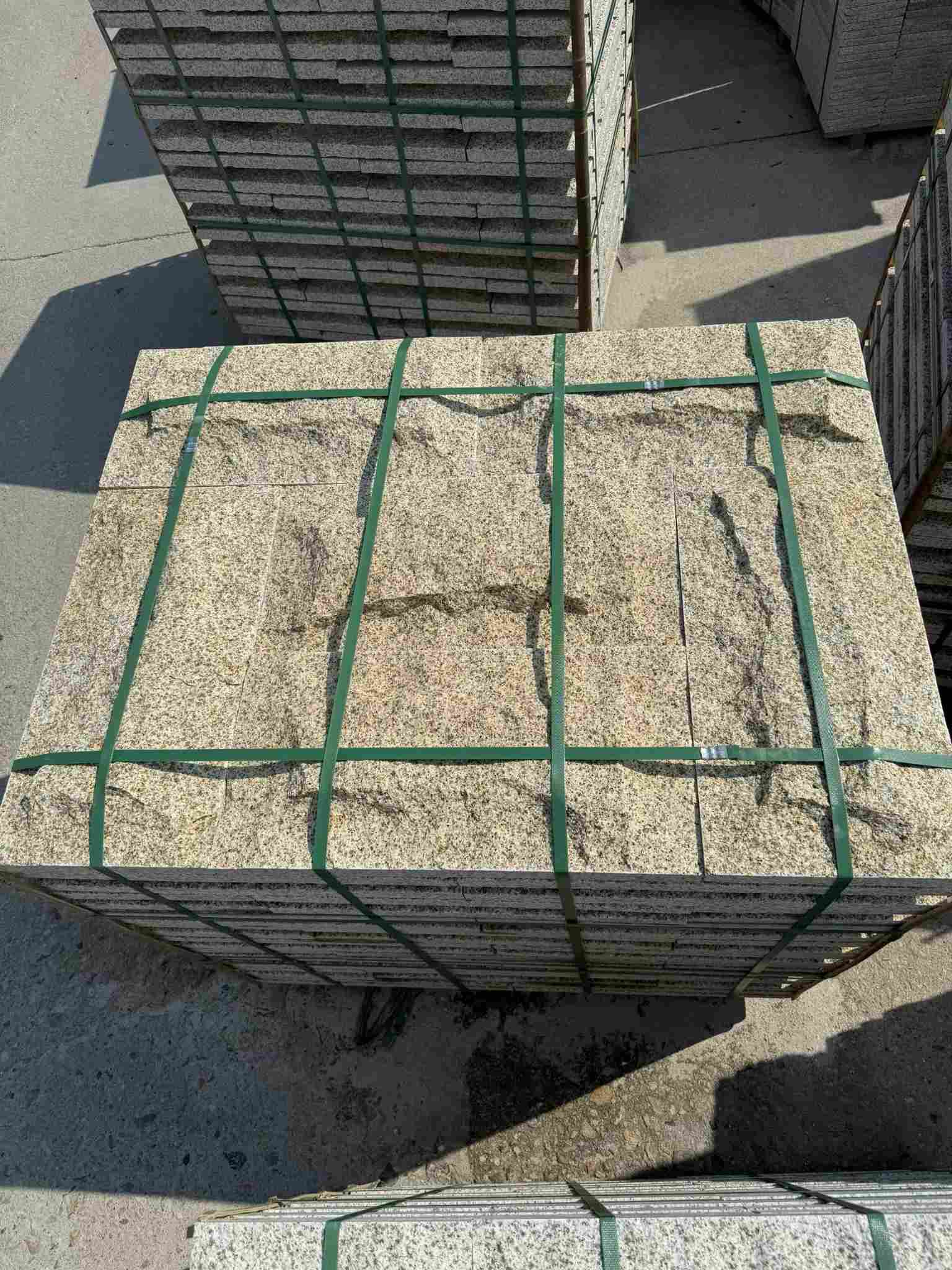 鄂尔多斯 黄金麻花岗岩石材自然面蘑菇石成品