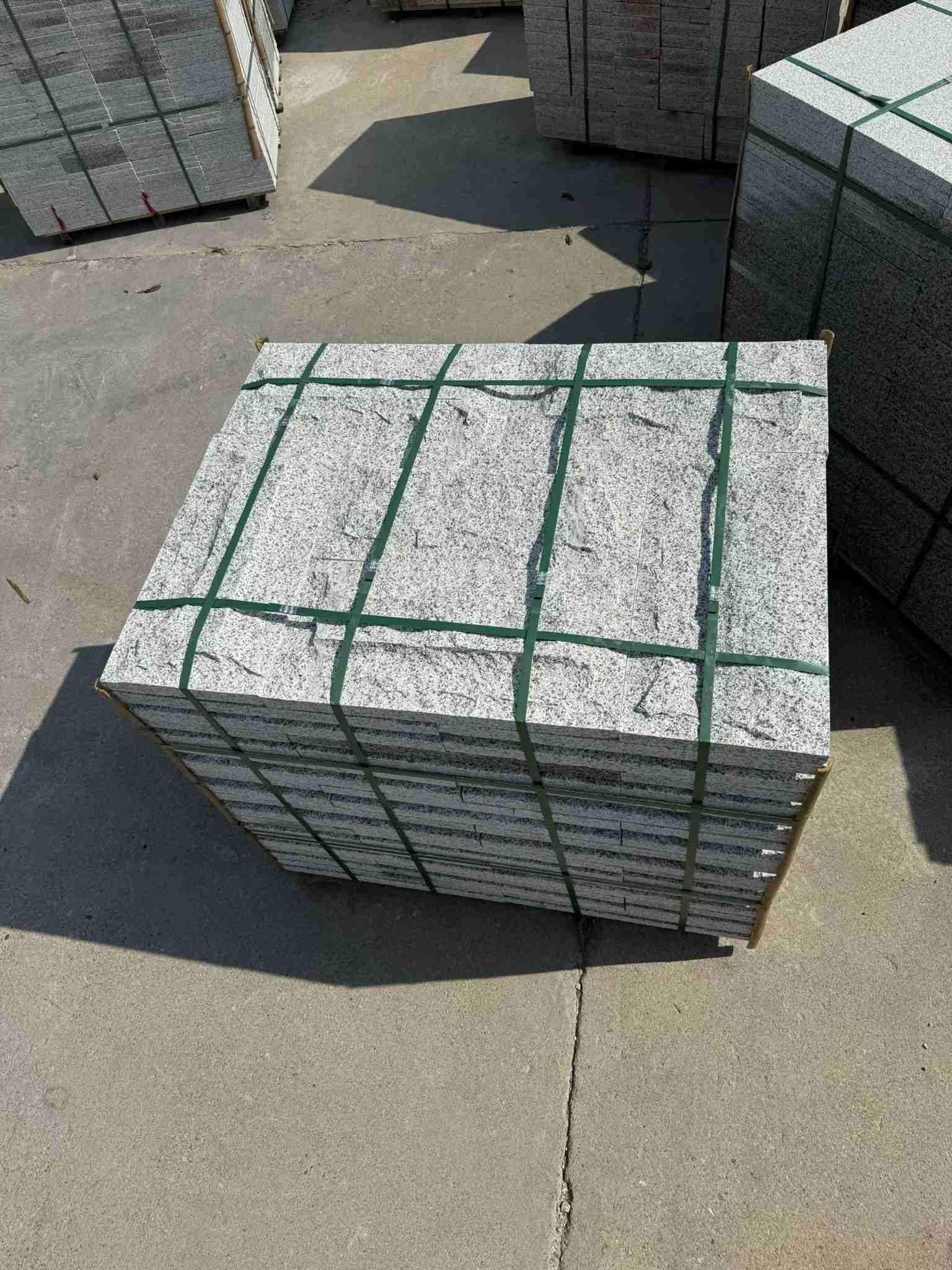 鄂尔多斯 白麻花岗岩石材自然面蘑菇石成品