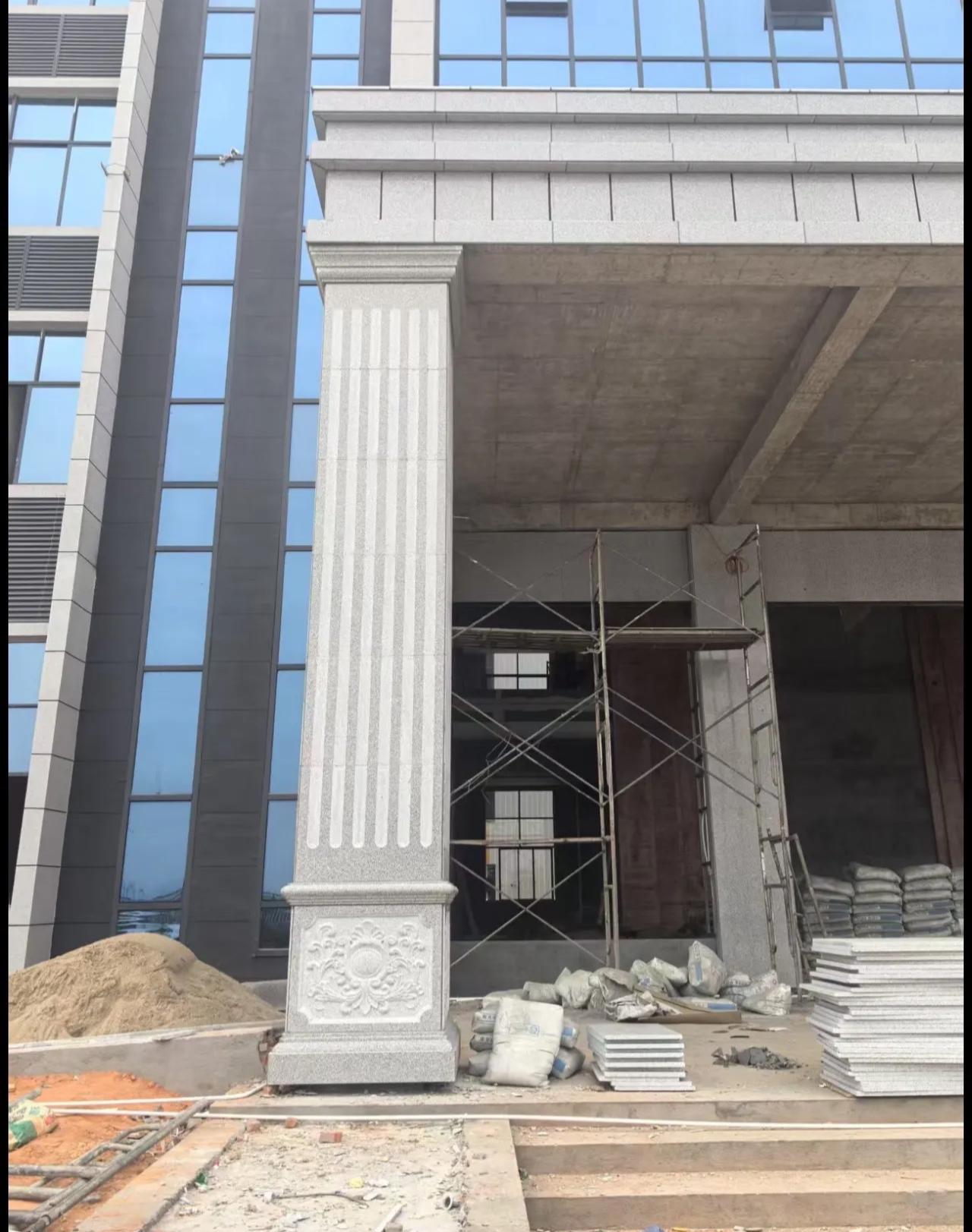 鄂尔多斯 芝麻白光面花岗岩门楼大柱（罗马柱）配雕花底座