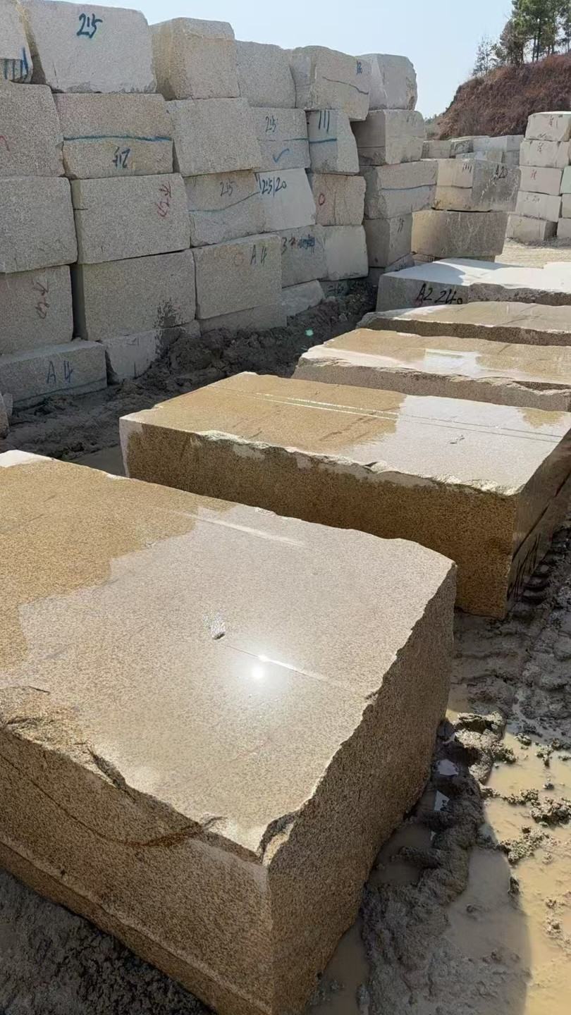 鄂尔多斯 黄金麻方料堆场洗料分选中，原材料充足