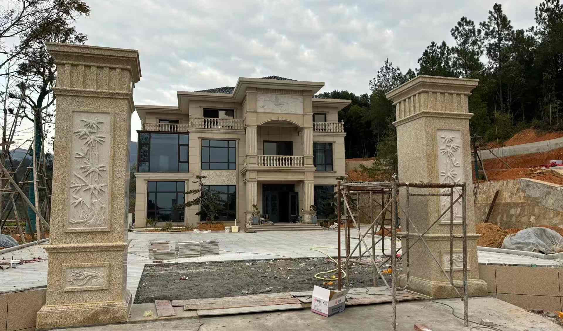 鄂尔多斯 黄金麻花岗岩别墅雕花外墙干挂配上门口雕花罗马柱