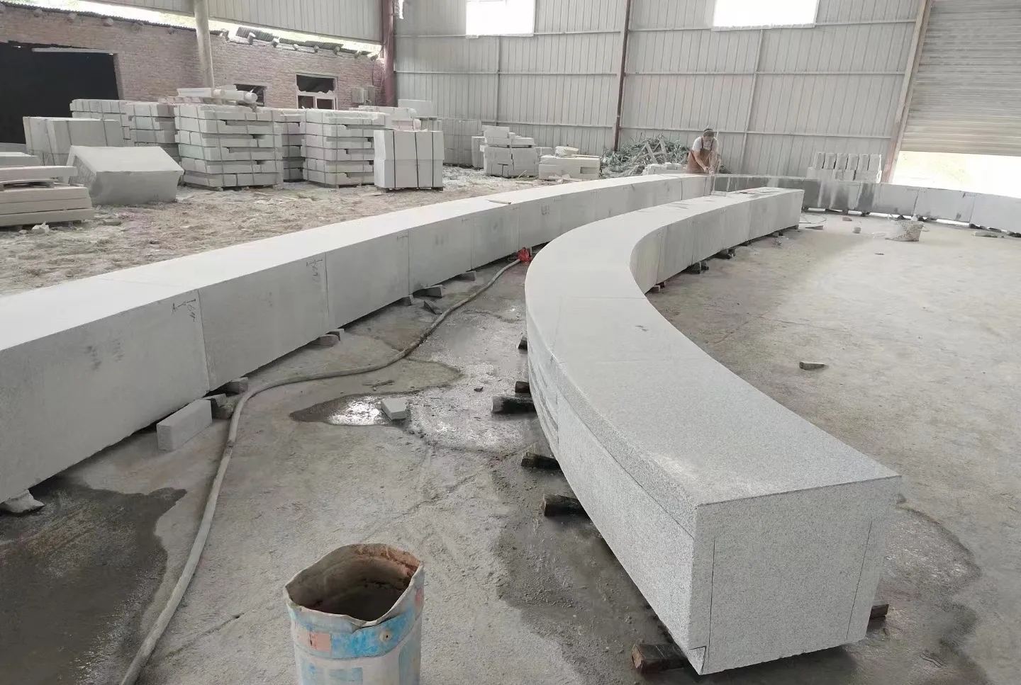 鄂尔多斯芝麻白花岗岩石板材 园林光面弧形坐凳