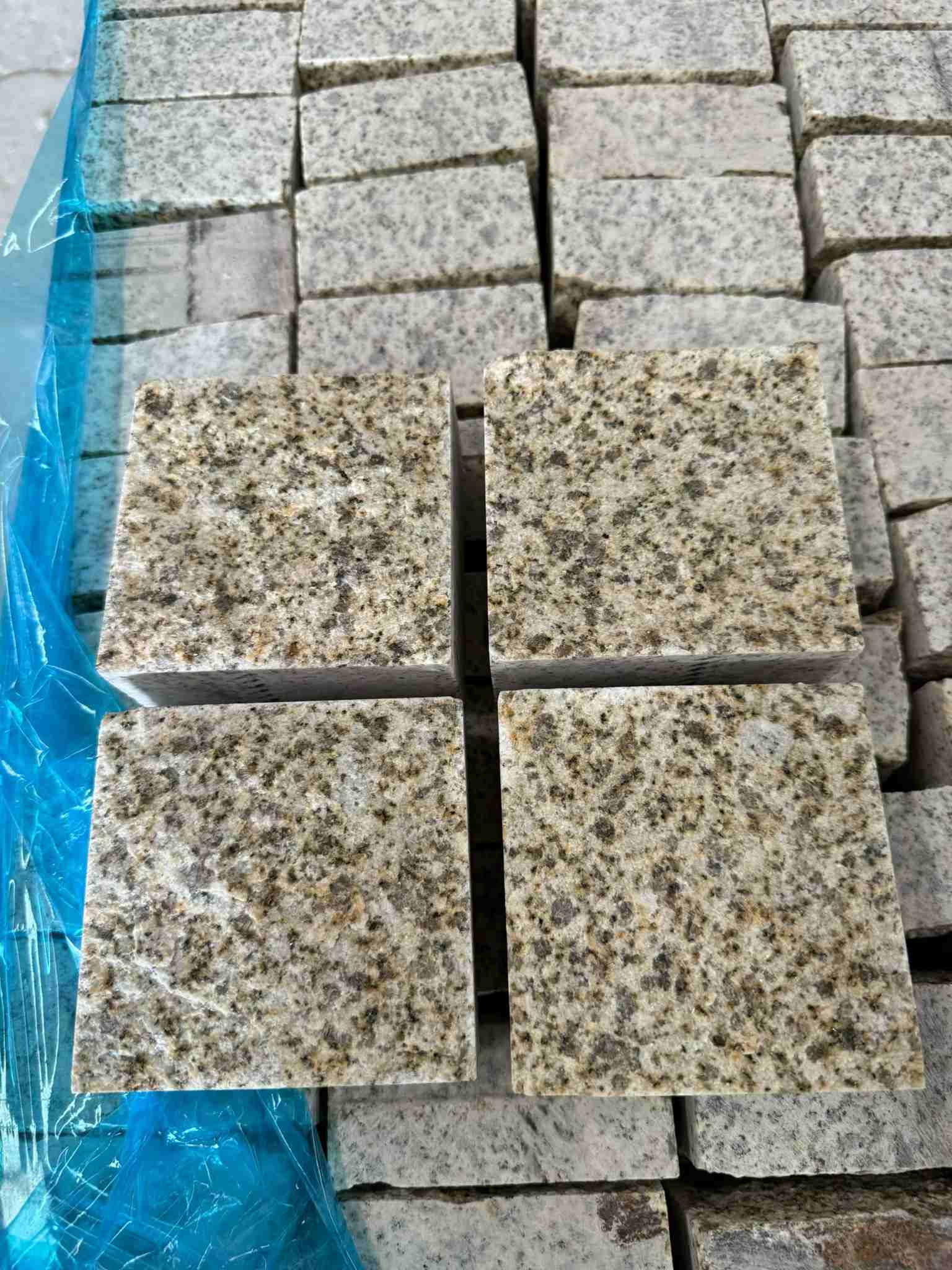 鄂尔多斯 黄金麻花岗岩自然面小方块，弹石，马蹄石等