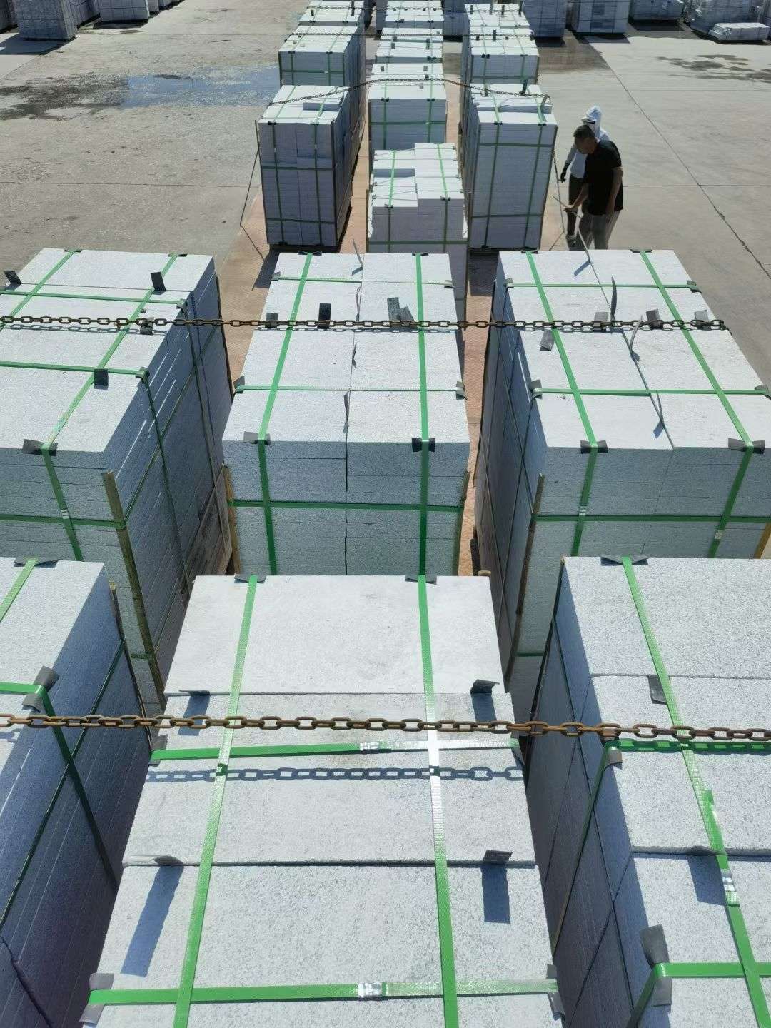 鄂尔多斯 芝麻白花岗岩5公分地铺石 花岗岩厂家工厂装车日常