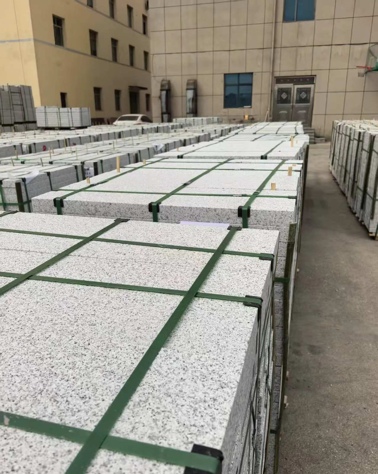 鄂尔多斯 白麻花岗岩5.0公分荔枝面地铺石