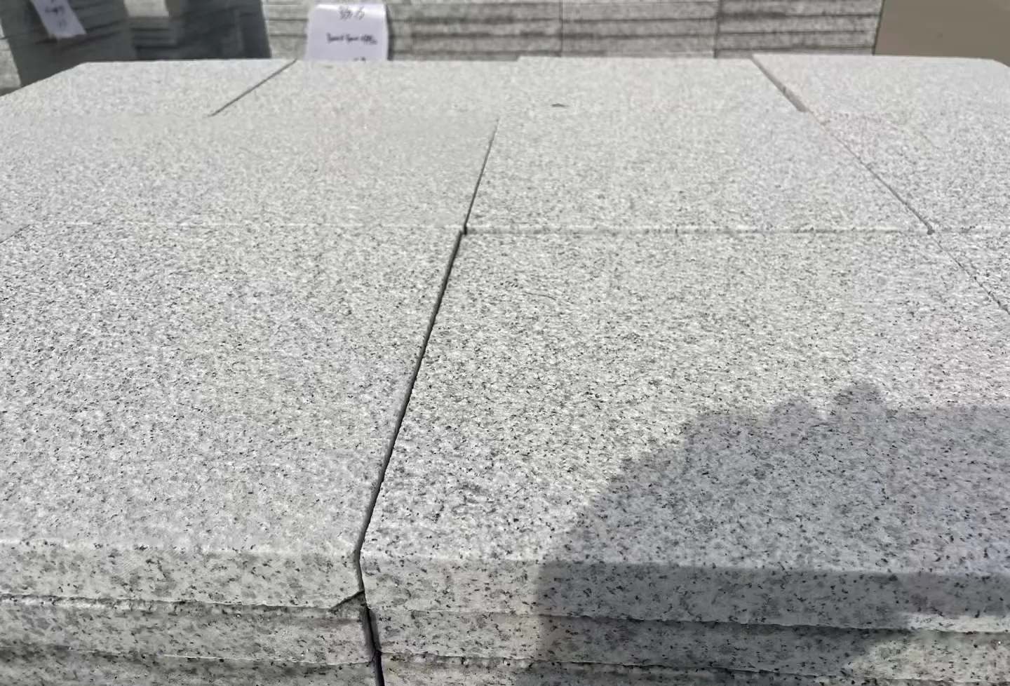 鄂尔多斯 白麻花岗岩石材推荐 荔枝面地铺石