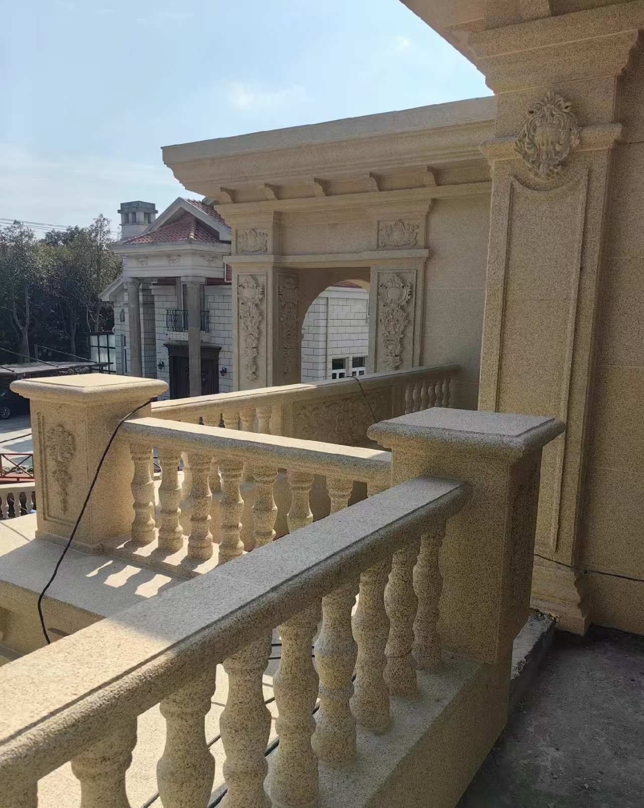 鄂尔多斯 黄金麻别墅外墙干挂雕花配合阳台栏杆花瓶柱