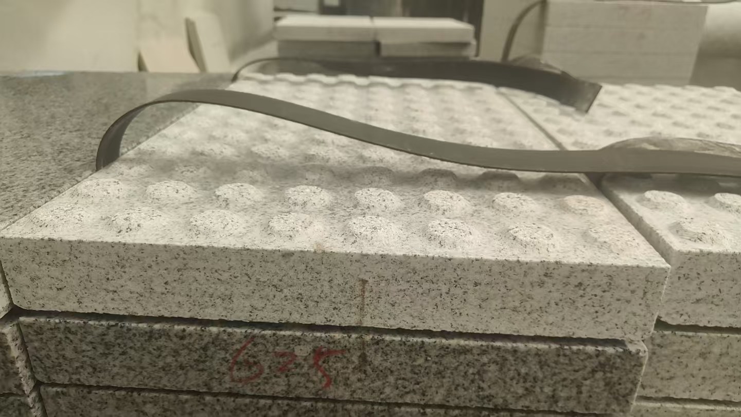 鄂尔多斯 芝麻白花岗岩6.0公分荔枝面五轴加工雕刻盲点