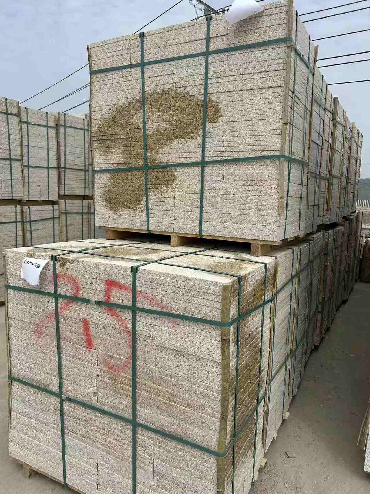 鄂尔多斯 黄金麻花岗岩石材荔枝面地铺石2.5*300*600