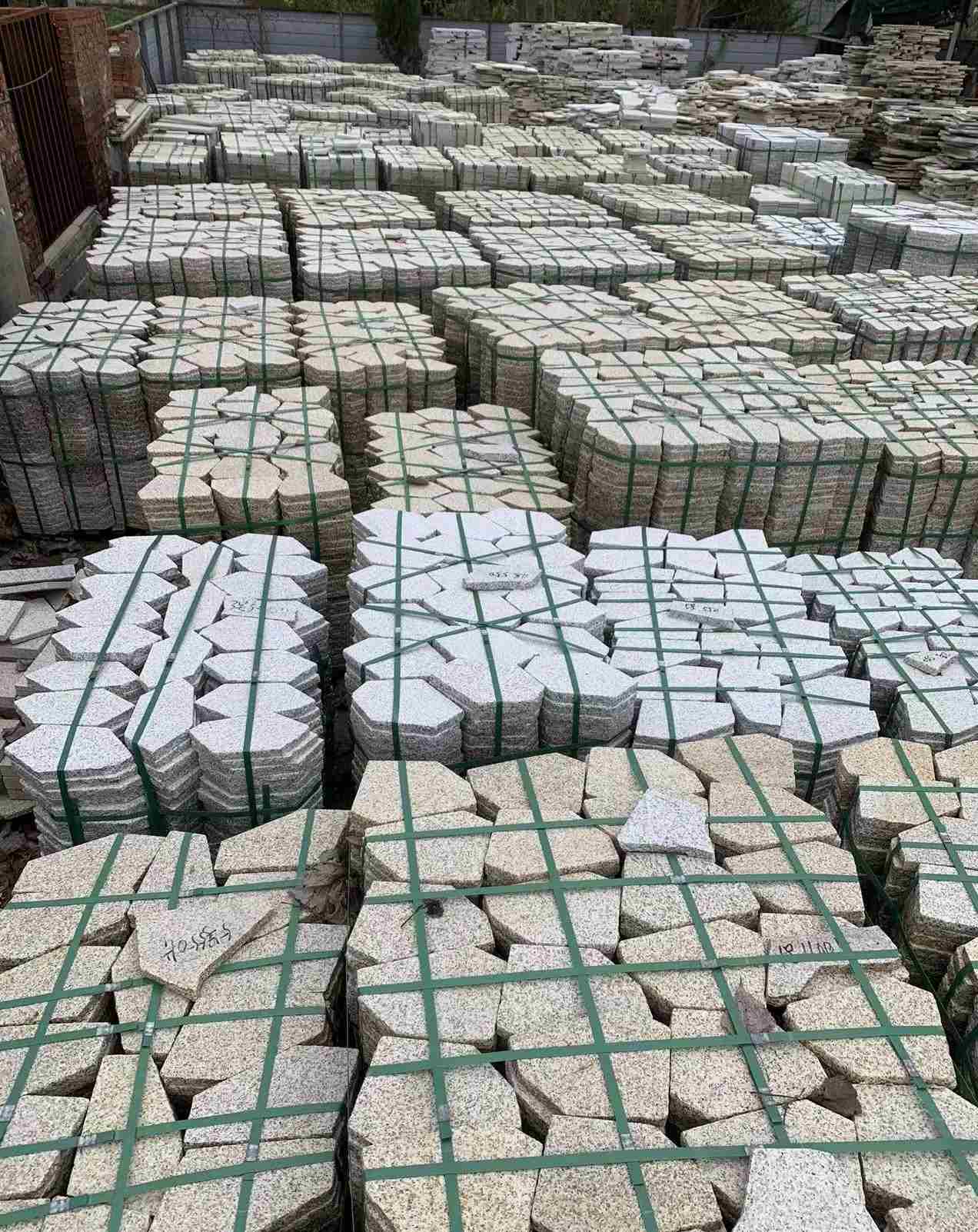 鄂尔多斯 黄金麻白麻花岗岩荔枝面地铺石(冰裂纹)