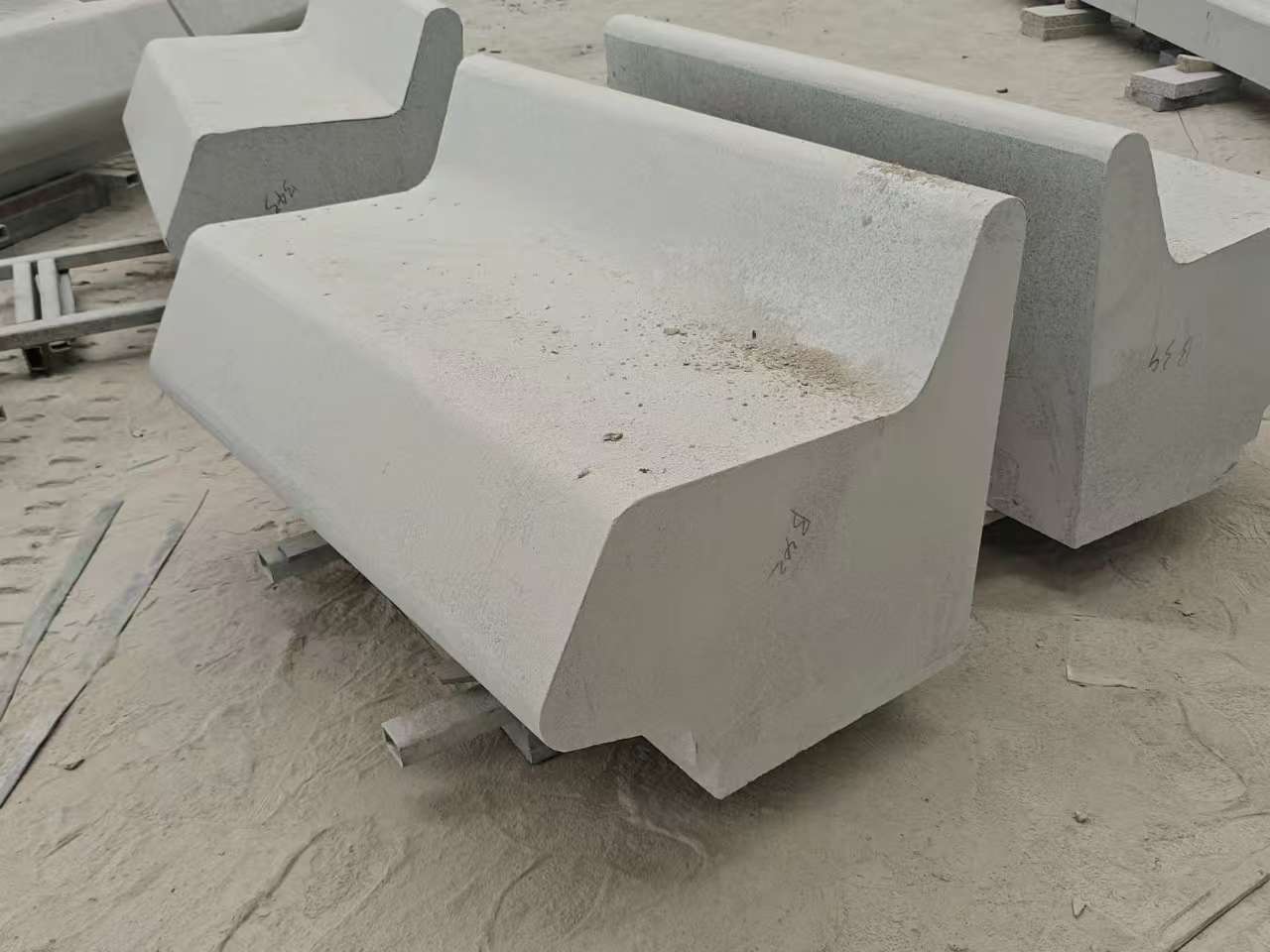 鄂尔多斯 芝麻白花岗岩异形坐凳，石凳