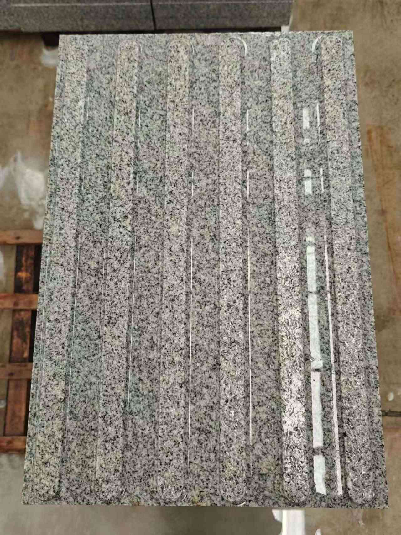 鄂尔多斯 芝麻白花岗岩荔枝面雕刻盲道，盲条