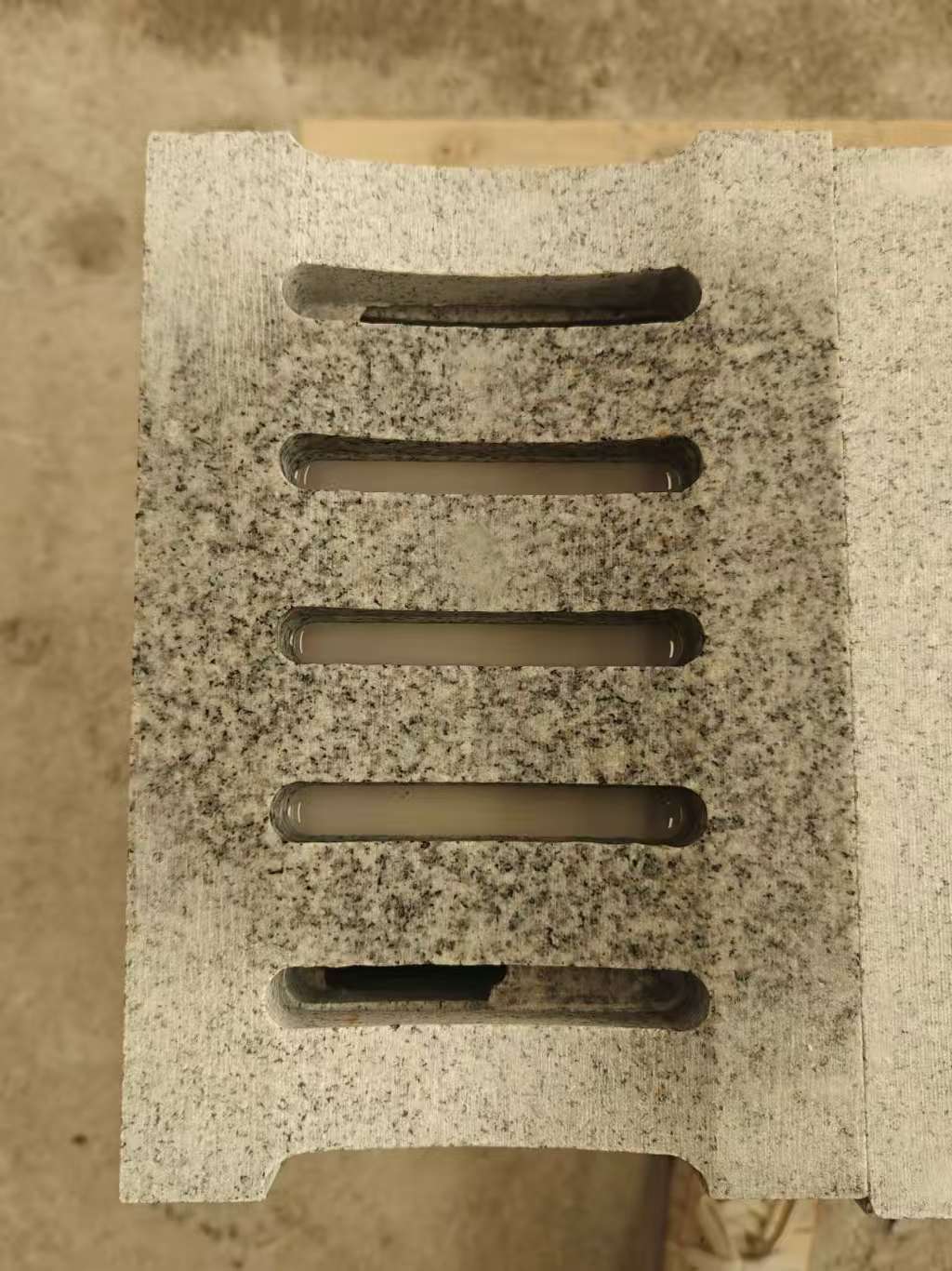 鄂尔多斯 芝麻白拉丝面花岗岩U型开槽排水槽